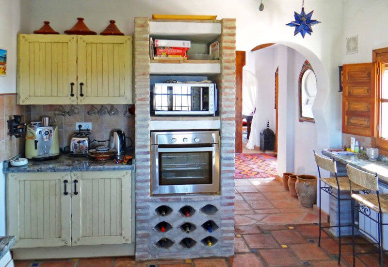 Kitchen with round arch entrance