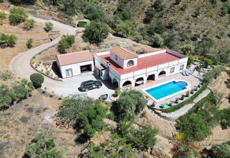 Zu verkaufen in Axarquía ist Casa de las Águilas hier in einer Drohnenansicht