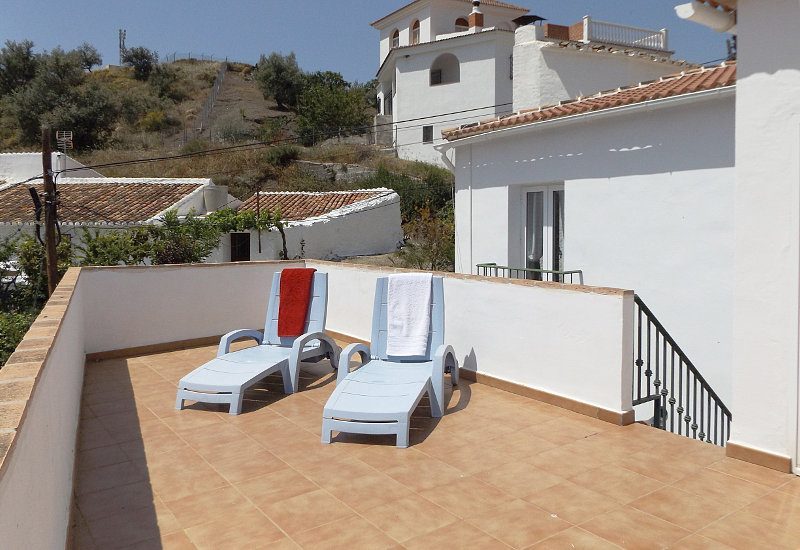 Sunny roof terrace with deck chairs of Casa Montaña in Sedella
