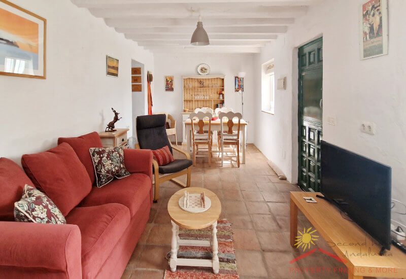 In Spaanse stijl gerenoveerde woon-/eetkamer met entree