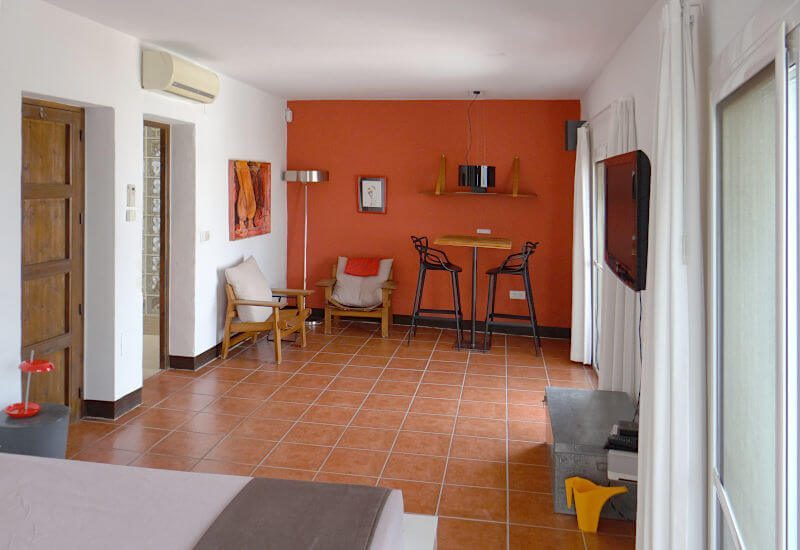 Wohnbereich des großen Hauptschlafzimmers mit Sitzgelegenheiten und TV im spanischen Dorf