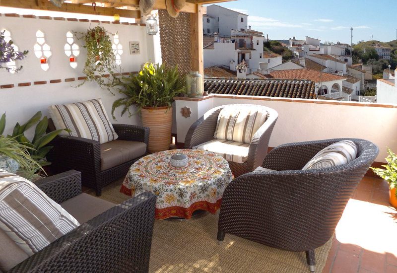 Boven terras met een gezellige zithoek.