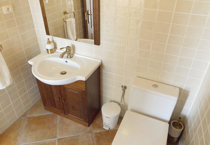Bathroom with shower in white of Casa Montaña in Sedella