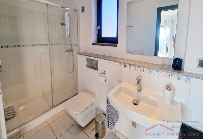 Bedroom 1 en-suite with big shower, toilette and own window