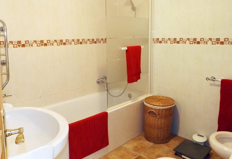 Bathroom with tub of Casa Montaña in Sedella