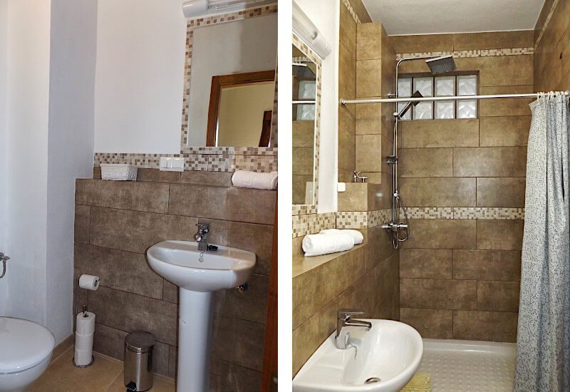 De ensuite badkamer is uitgerust met toilet en douche.