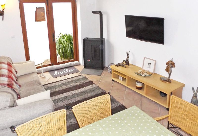 De woonkamer en het diner zijn voorzien van bankstel, TV en een nieuwe pelletkachel