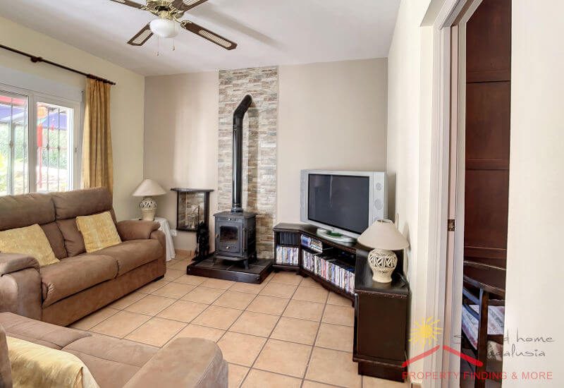 Der Aufenthaltsraum des Apartments verfügt über eine Sitzecke, eine TV-Ecke und