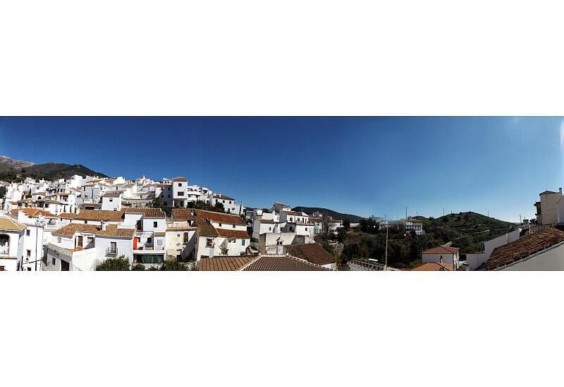 Panoramazicht vanaf terras van huis in Sedella te koop