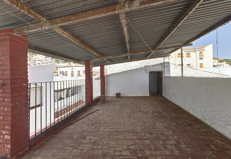 Die Dachterrasse ist mit Metallplatten bedeckt