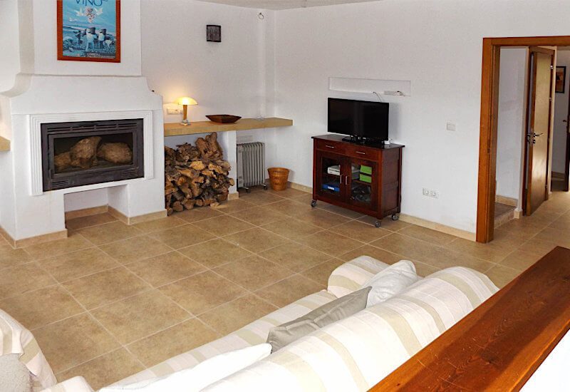 Grosses Wohnzimmer mit Kamin  und Fernsehecke mit Sofa