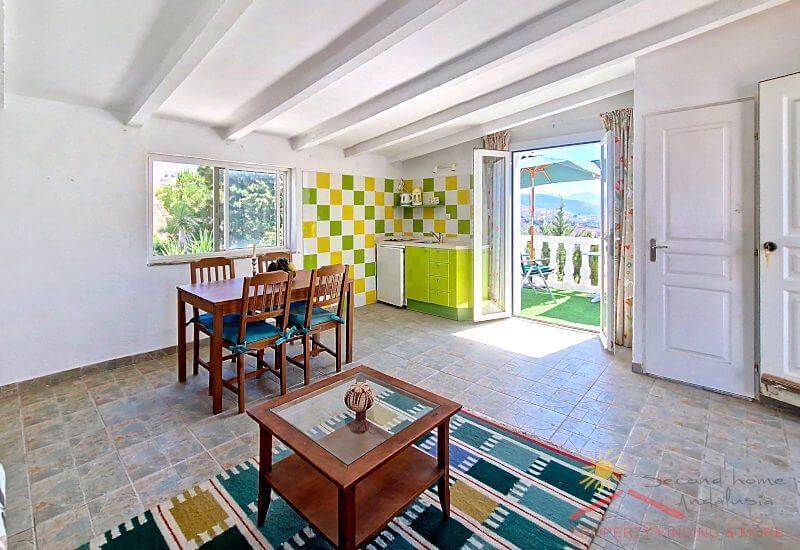 The studio on top of the house has a dining table a a little kitchen as well as glass doors to a balcony