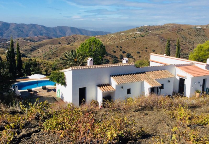 Foto van de Finca La Cencerra bij daglicht met uitzicht op de heuvels van de Axarquia bij Sedella