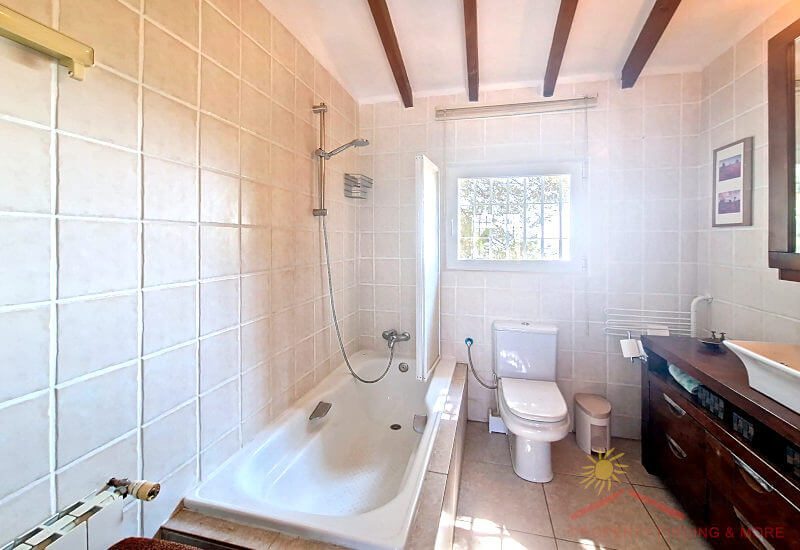 Das Hauptschlafzimmer verfügt über ein eigenes Badezimmer mit Badewanne, Toilette und Waschbecken sowie Tageslicht.