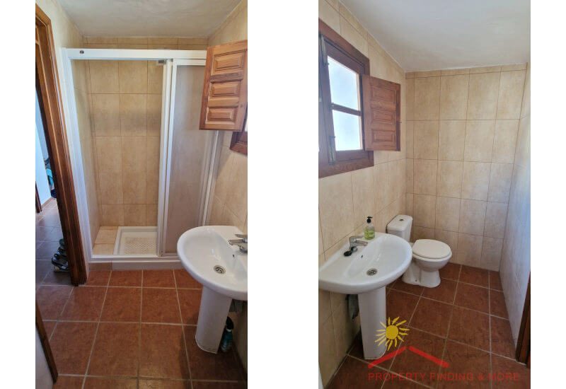 Kleine en-suite badkamer met toilet, douche en klein raam