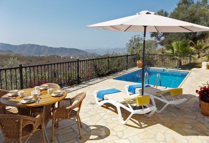 Foto von Pool und Terrasse mit Blick auf die schöne Landschaft der Axarquia.