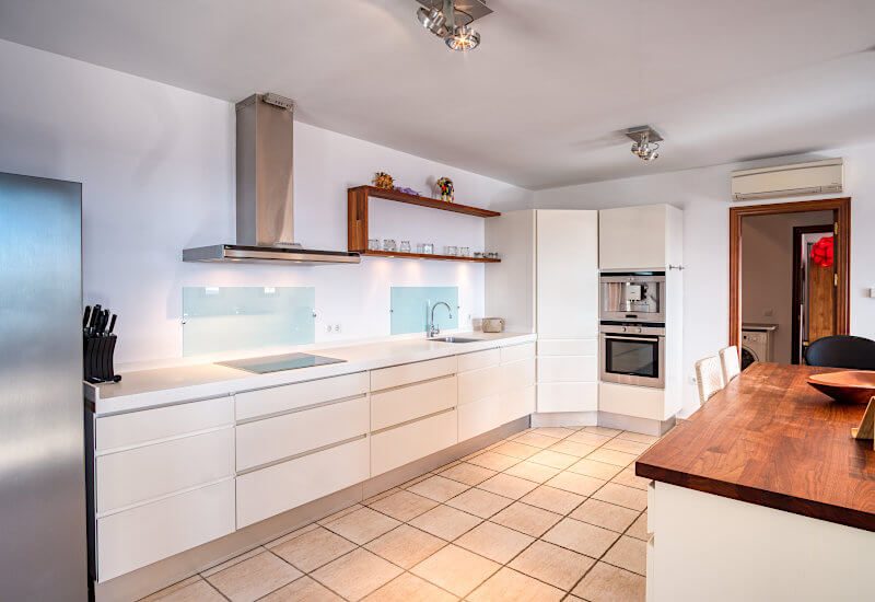 Moderne witte keuken volledig uitgerust