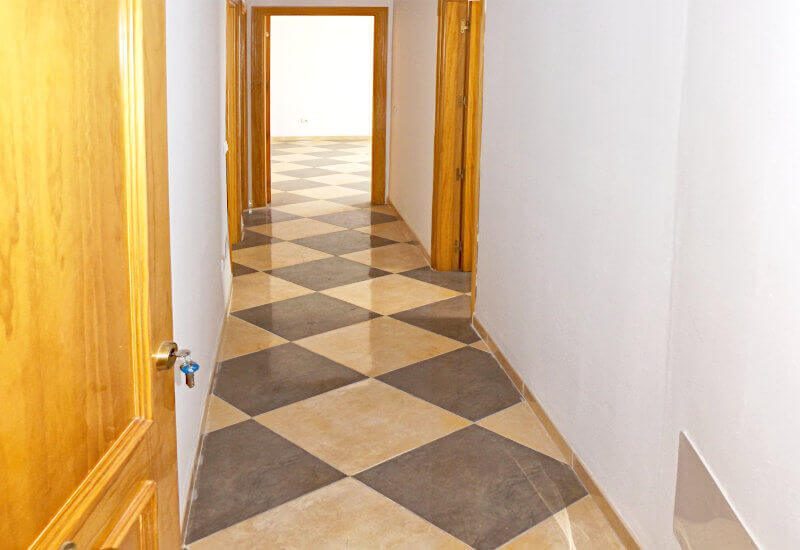 Entree, hal breed en lang, die alle kamers van het appartement in de verkoop met elkaar verbindt.
