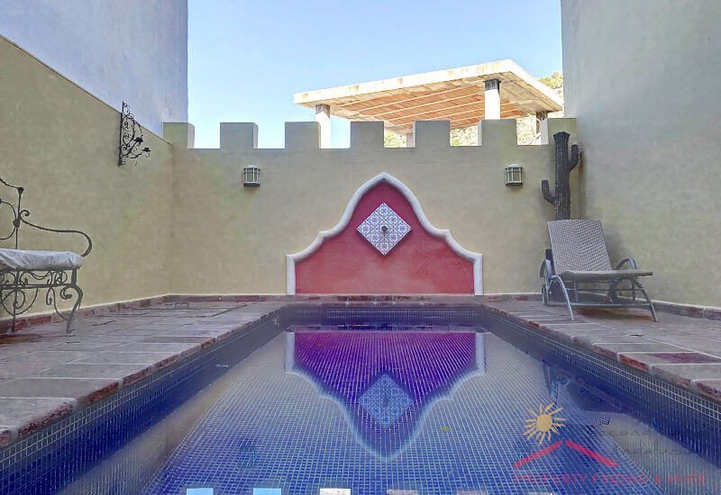 Im Innenhof ist ein Pool im Schatten zwischen den Häusern