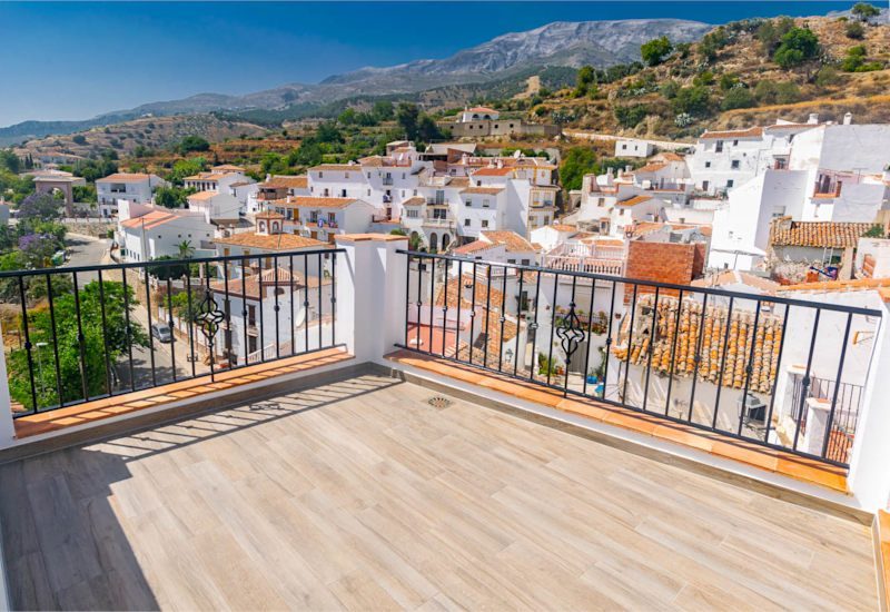 From the roof terrace you have a view over Sedella and Maraoma