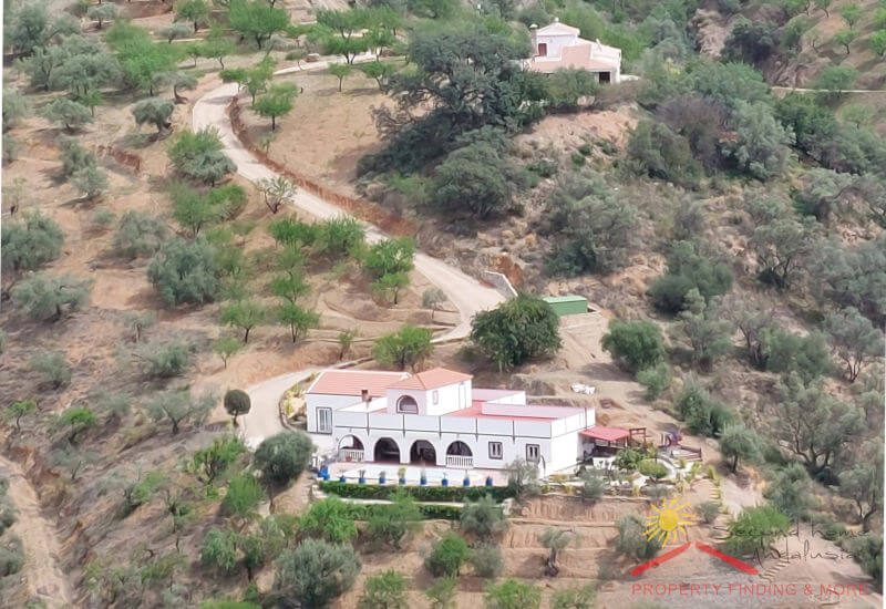 Zu verkaufen Casa de las Águilas in der Nähe von Sedella hier in einer Drohnenansicht