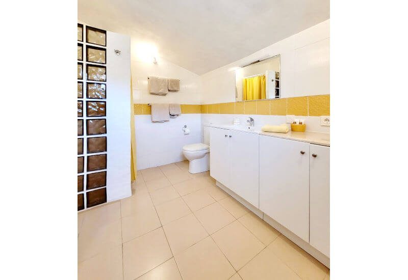 relativ großes Badezimmer der Casita mit Dusche