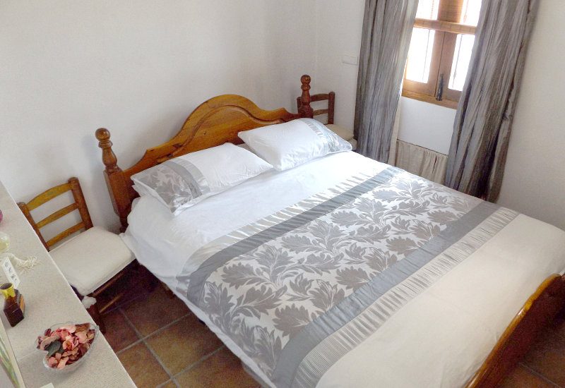 Hoofdslaapkamer met raam.