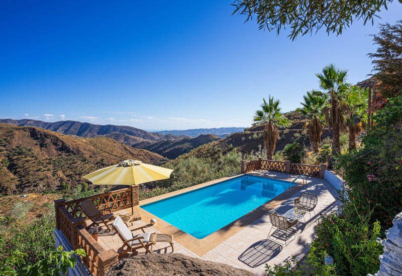 Zwembad met terras en uitzicht op de heuvels van Andalusië
