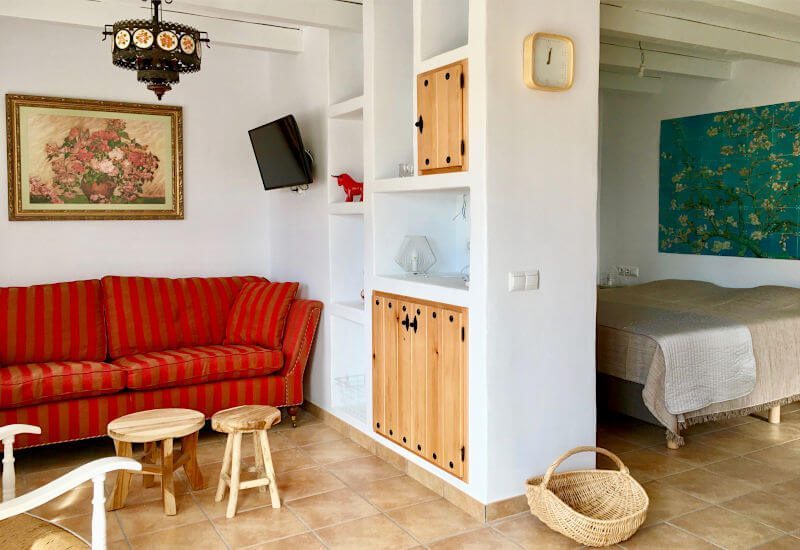 Sitzecke und daneben nur das Schlafzimmer