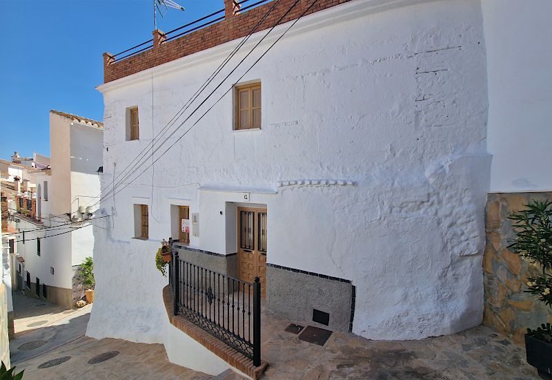 Frontview of Casa La Roca, a townhouse for sale in the higher part of the village Sedella