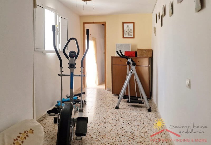 Speciale fitnessruimte met een klein raam en ruimte voor sportuitrusting