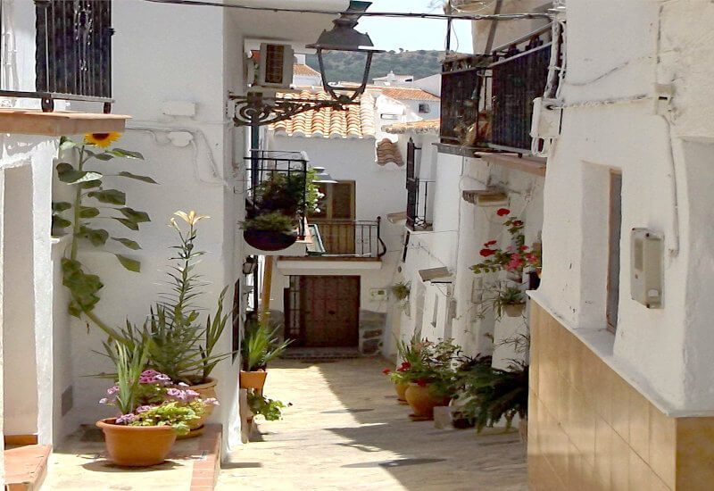 Typische oude straat in het witte dorp Sedella in de Axarquia