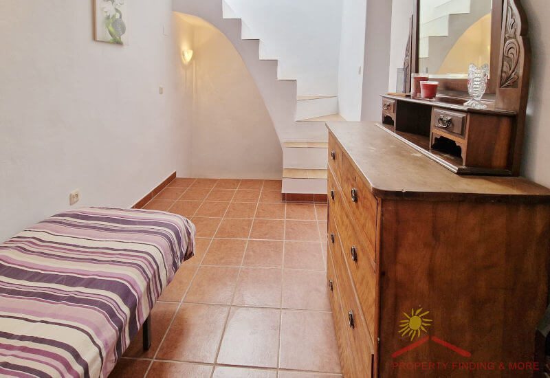 kleine slaapkamer 1 met een eenpersoonsbed heeft trap naar boven