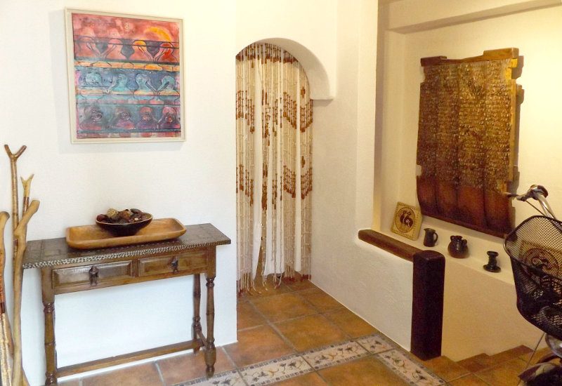 Entreehal met toegang tot woonkamer en trap naar studio.