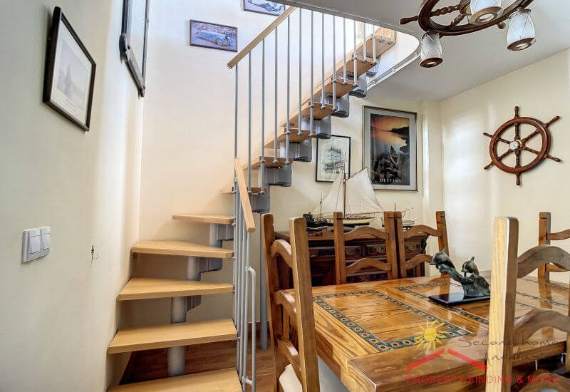 vom Essbereich führt eine Treppe zur Bibliothek im ersten Stock