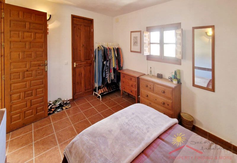De hoofdslaapkamer heeft een dressoir, een kingsize bed en een en-suite badkamer