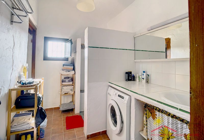 Badezimmer mit Fenster und auch Waschmaschine