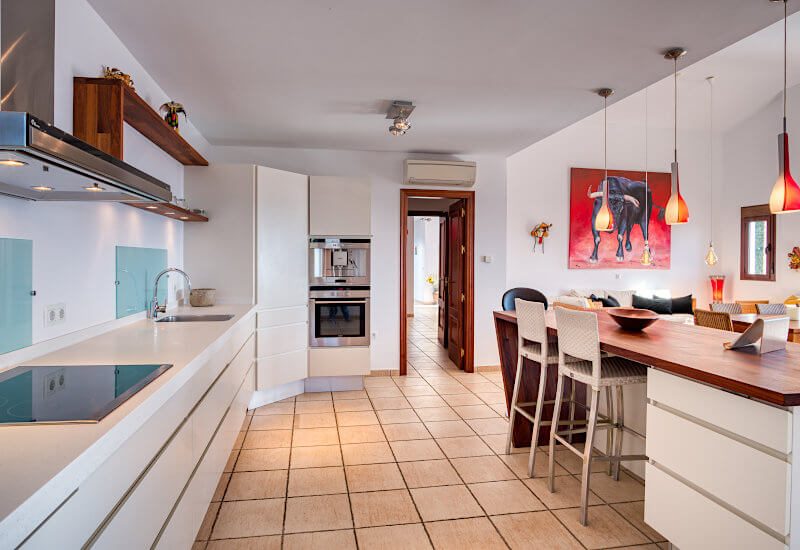 Een moderne keuken met bar in het midden