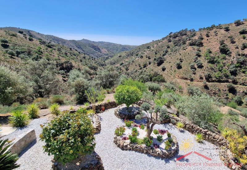 ein schöner Blick von der Dachterrasse über die Landschaft der Axarquía