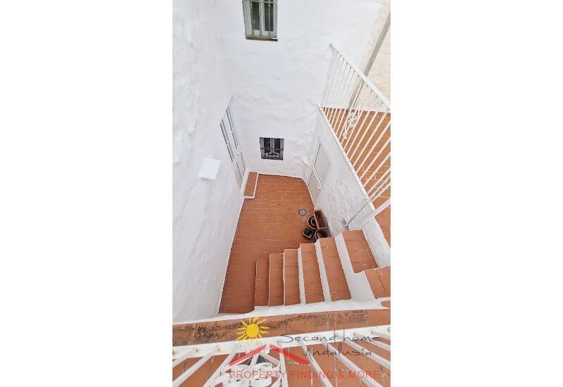 Binnenpatio met trap naar het terras