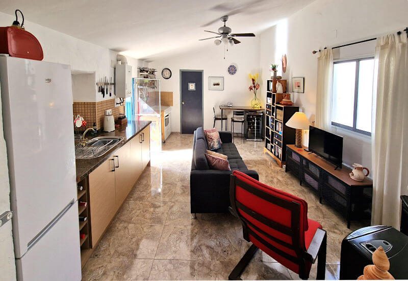 Die Küche / Wohnbereich umfasst Sofa mit TV