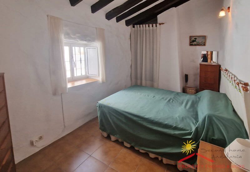 Slaapkamer met tweepersoonsbed en een nieuw thermo raam en een kleine kledingkast