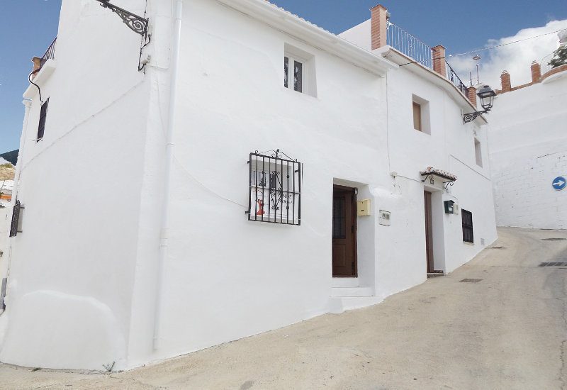 Vooraanzicht en straat van Casa Calle Terenias 14 het huis te koop in Sedella in Andalusië