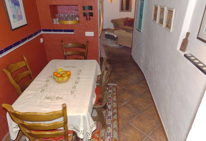 Eetkamer met hal naar lounge in Sedella.