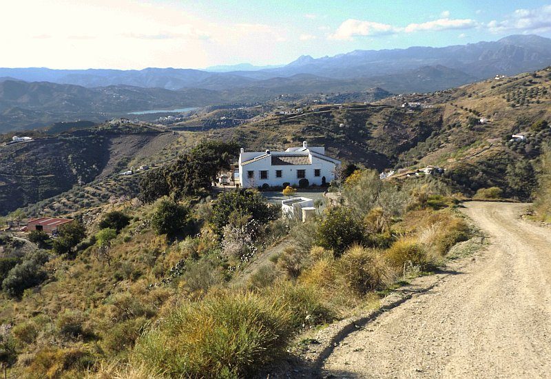 Foto van Finca Isabellicos met open landschap van de Axarquia.