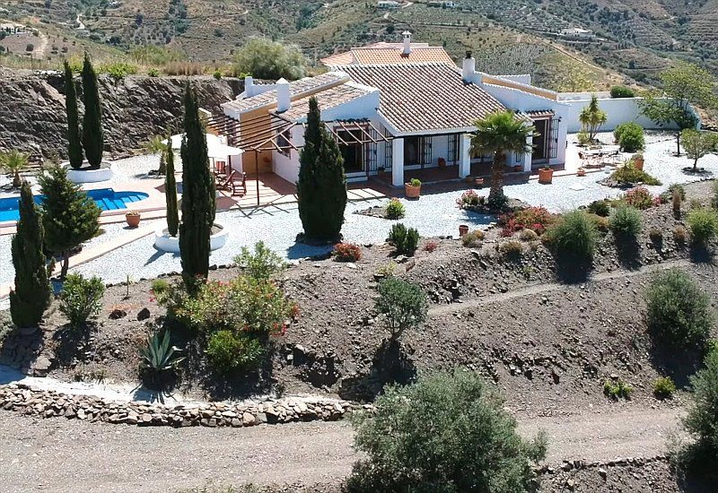 Voorste foto van Casa La Viña Maroma van een drone.