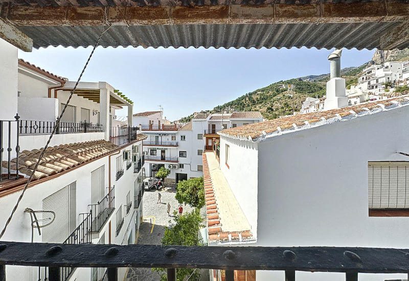 Der Blick von der Dachterrasse auf den Hauptplatz Canillas de Aceituno