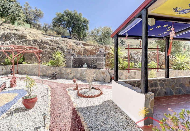 Die Terrasse des Appartements ist mit farbigen Steinen ausgelegt