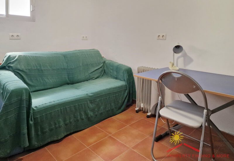 In de kelder is een kamer die kan worden gebruikt als kantoor of slaapkamer