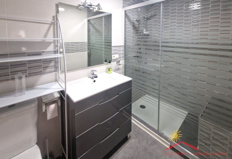 modernes Badezimmer mit großer Dusche und Glaswand